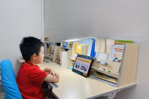 Phụ huynh cần trao đổi cởi mở để bảo vệ trẻ khi sử dụng máy tính, điện thoại.