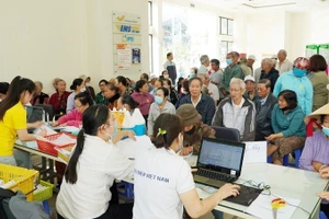 Chi trả lương hưu và trợ cấp bảo hiểm xã hội cho người dân tại tỉnh Gia Lai.