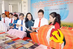 Các ấn phẩm của Nhà xuất bản Chính trị quốc gia Sự thật trưng bày tại một sự kiện ở Cần Thơ.