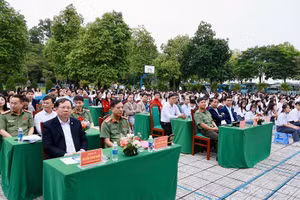 Các đại biểu trong buổi lễ ra mắt mô hình.