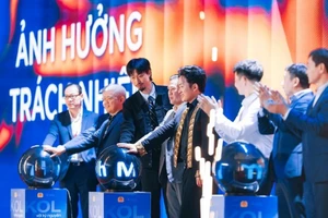 Người có sức ảnh hưởng trên không gian mạng tại lễ ra mắt Liên minh "Niềm tin số". (Ảnh VNEXPRESS)