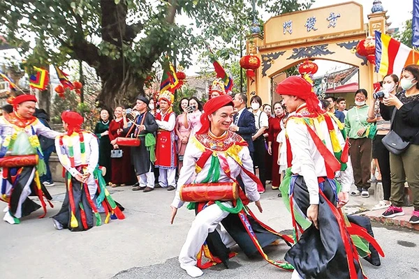 Nét độc đáo của điệu múa con đĩ đánh bồng ở Triều Khúc (xã Thanh Liệt).