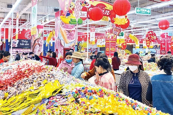 Người dân mua sắm hàng Tết tại siêu thị GO! Thăng Long.