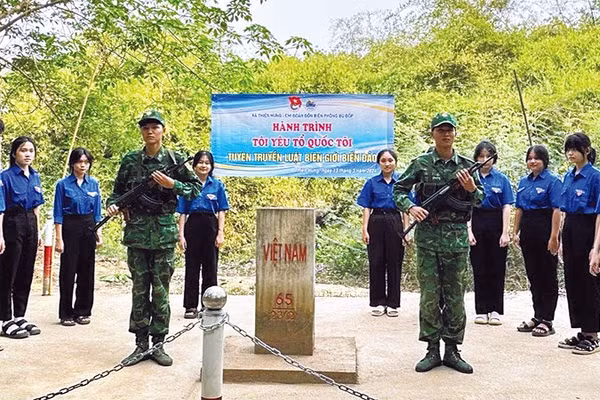 Đoàn viên, thanh niên xã Thiện Hưng tham gia chương trình "Tôi yêu Tổ quốc tôi".