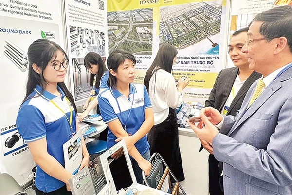 Lãnh đạo Hiệp hội Doanh nghiệp công nghiệp hỗ trợ Thành phố Hà Nội (HANSIBA) trao đổi với doanh nghiệp trong ngành về tình hình sản xuất, kinh doanh.