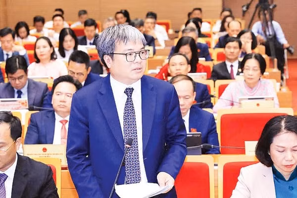 Phó Chủ tịch Ủy ban nhân dân Thành phố Hà Nội Trương Việt Dũng trả lời chất vấn về “điểm nghẽn” úng ngập tại nghị trường.