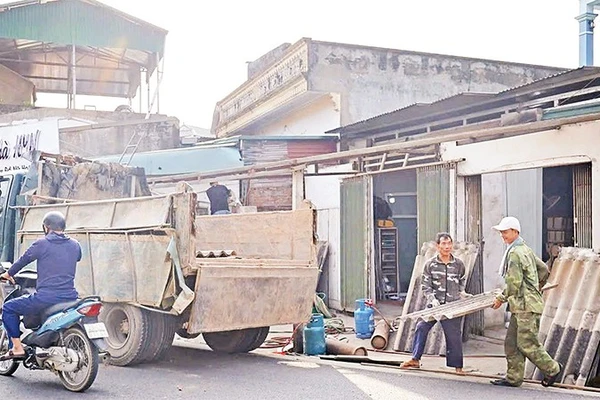 Người dân tự nguyện tháo dỡ bàn giao mặt bằng cho dự án nâng cấp, cải tạo tuyến tỉnh lộ 418.