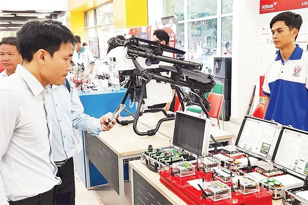 Các đại biểu tham quan sản phẩm công nghệ cao được trưng bày tại Triển lãm vi mạch do Khu Công nghệ cao Thành phố Hồ Chí Minh tổ chức.