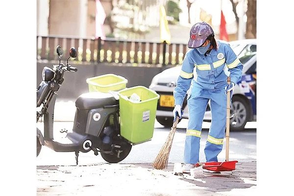 Công ty Môi trường đô thị Hà Nội hai chi nhánh Ba Đình và Hoàn Kiếm triển khai xe đạp điện gom rác phù hợp đặc thù địa bàn các tuyến phố du lịch, văn hóa và khu vực hồ Hoàn Kiếm. (Ảnh VÂN NHI)