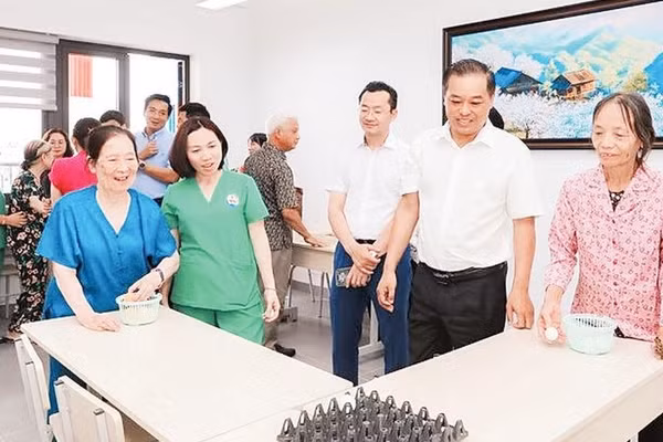 Người cao tuổi được tham gia các hoạt động phù hợp với thể trạng tại Cơ sở chăm sóc sức khỏe ban ngày cho người cao tuổi của phường Long Biên (Ảnh LINH PHẠM)