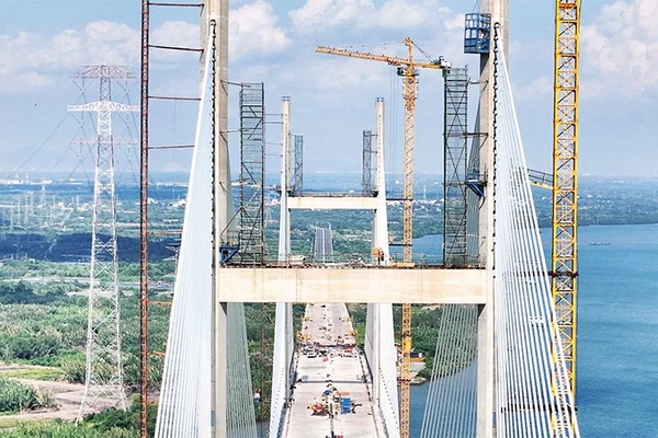 Cầu Bình Khánh bắc qua sông Soài Rạp (nối hai huyện Nhà Bè và Cần Giờ cũ) đang được gấp rút hoàn thiện. (Ảnh THẾ ANH)