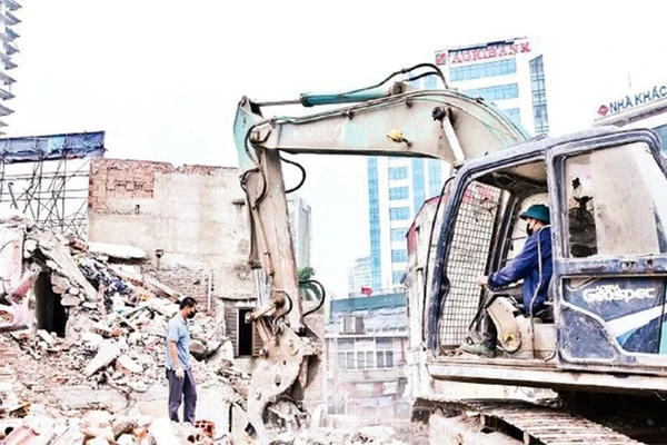 Dự án đầu tư xây dựng tuyến đường Vành đai 1 (đoạn Hoàng Cầu-Voi Phục) đã cơ bản hoàn thành công tác giải phóng mặt bằng. (Ảnh BẢO LONG)