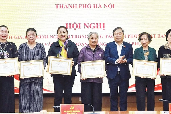 Chủ tịch Ủy ban nhân dân thành phố Hà Nội Vũ Đại Thắng tặng bằng khen cho các cá nhân và hộ gia đình thực hiện tốt công tác giải phóng mặt bằng đường Vành đai 1, đoạn Hoàng Cầu-Voi Phục.