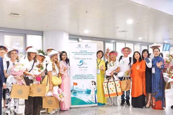 Hà Nội tặng quà cho vị khách thứ 5 triệu đến Thủ đô năm 2026. 