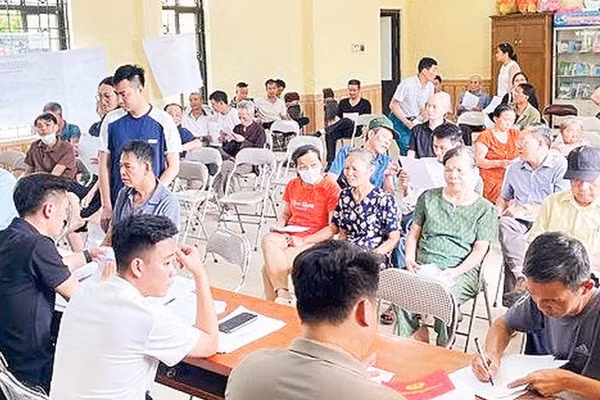 Xã Ngọc Hồi thực hiện chi trả tiền cho người dân thôn Vĩnh Thịnh để thực hiện giải phóng mặt bằng dự án Khu đô thị thể thao quốc tế Hà Nội.