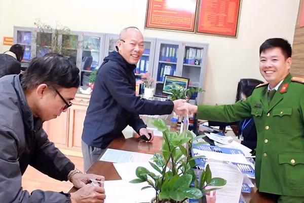 Nụ cười hài lòng của người dân khi làm việc với đồng chí Ngô Tuấn Đạt.