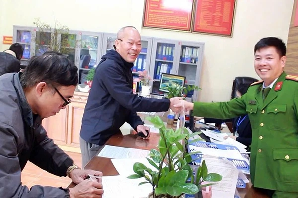 Nụ cười hài lòng của người dân khi làm việc với đồng chí Ngô Tuấn Đạt.