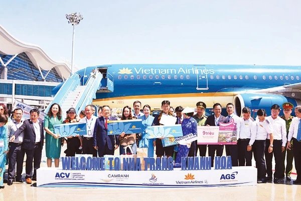 Lãnh đạo tỉnh, ngành du lịch Khánh Hòa đón khách du lịch nước ngoài tại Cảng hàng không quốc tế Cam Ranh.