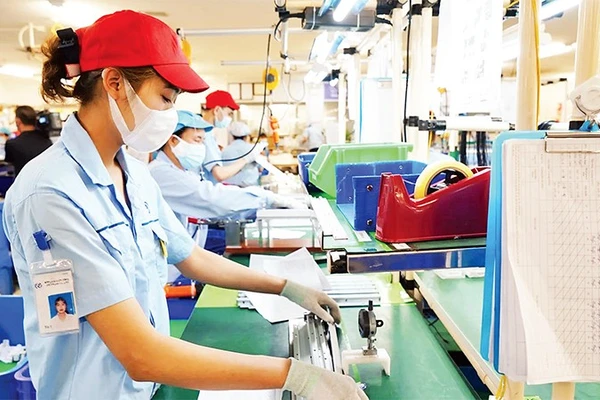 Hoạt động sản xuất tại Khu công nghiệp Nội Bài, Hà Nội. (Ảnh PHẠM HÙNG)