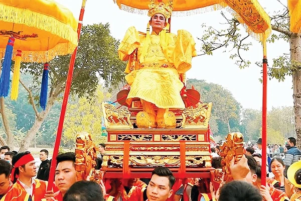 Lễ hội rước vua giả ở đền Sái (xã Thư Lâm, Hà Nội) là lễ hội lớn trong vùng, hằng năm thu hút đông đảo khách du lịch.