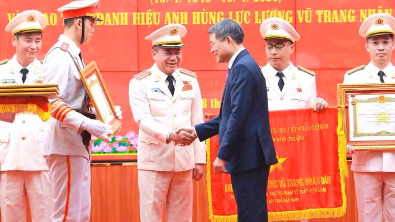 Thủ tướng Chính phủ Lê Minh Hưng trao tặng danh hiệu Anh hùng Lực lượng vũ trang nhân dân cho Trung tướng Nguyễn Thanh Tùng.