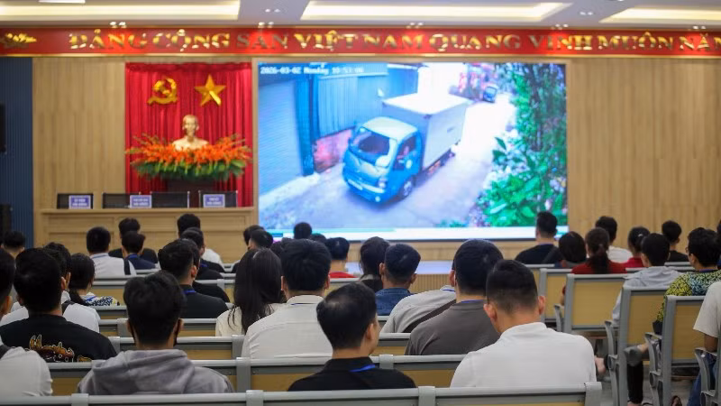 Cảnh sát giao thông Hà Nội trình chiếu video các vụ tai nạn giao thông nghiêm trọng tại lễ khai mạc kỳ thi sát hạch. 