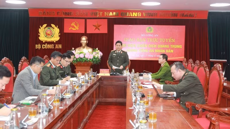 Thiếu tướng Nguyễn Hồng Nguyên chủ trì hội nghị.