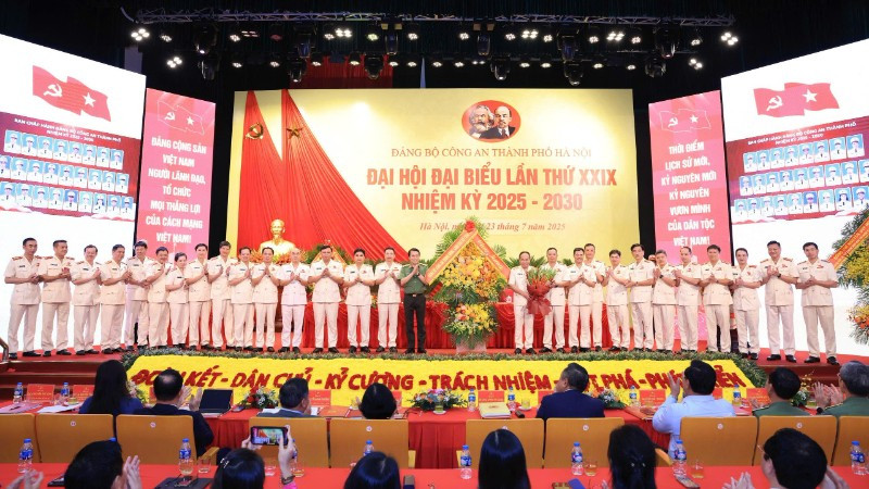 Đại tướng Lương Tam Quang tặng hoa, chúc mừng Ban chấp hành Đảng bộ Công an thành phố Hà Nội, nhiệm kỳ 2025-2030. z6833866267090-922c052353d4b68f8e7d5920b37ab909-8277.jpg