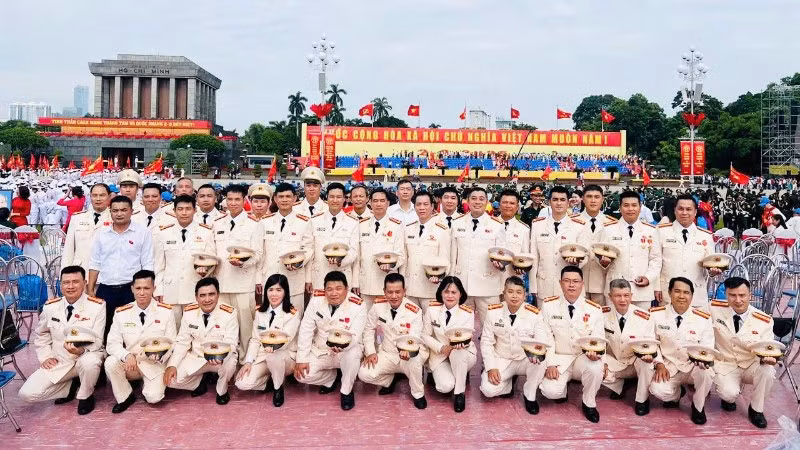 Tri ân sâu sắc với những người đã cống hiến, hi sinh vì bình yên Tổ quốc.