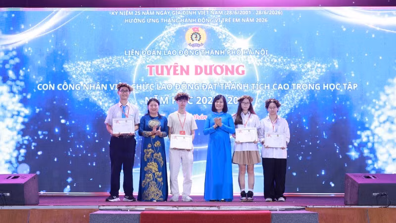 Lãnh đạo Tổng Liên đoàn Lao động Việt Nam và Liên đoàn Lao động thành phố Hà Nội trao thưởng học sinh đoạt giải quốc tế.