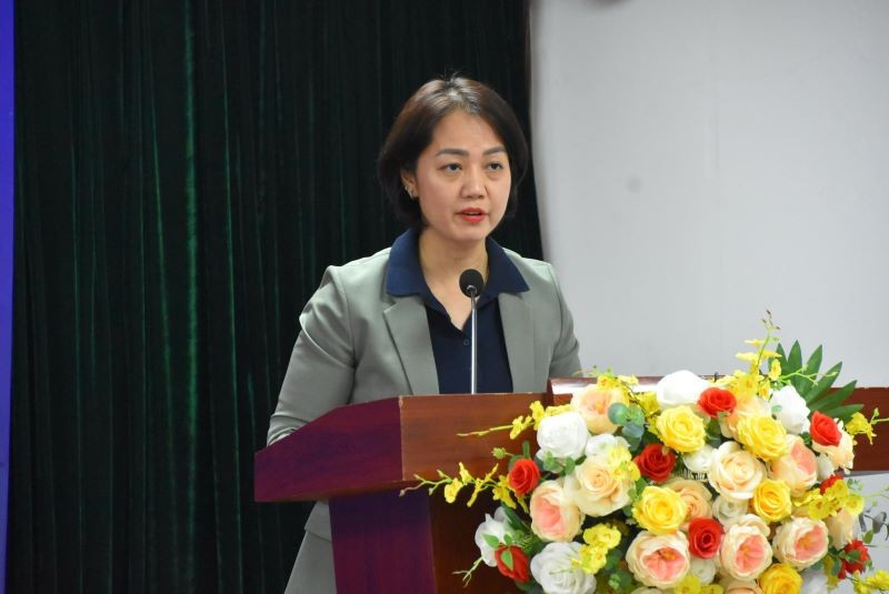 Quyền Giám đốc Trung tâm văn hóa báo chí Lê Mỹ Ái Linh thông tin về hội báo. gen-h-z6709500028063-19c5048d2b4add036809d94646015362.jpg