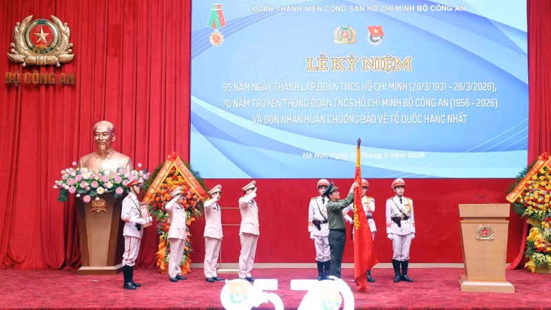 Đại tướng Lương Tam Quang gắn Huân chương Bảo vệ Tổ quốc hạng Nhất tặng thưởng Đoàn TNCS Hồ Chí Minh Bộ Công an.