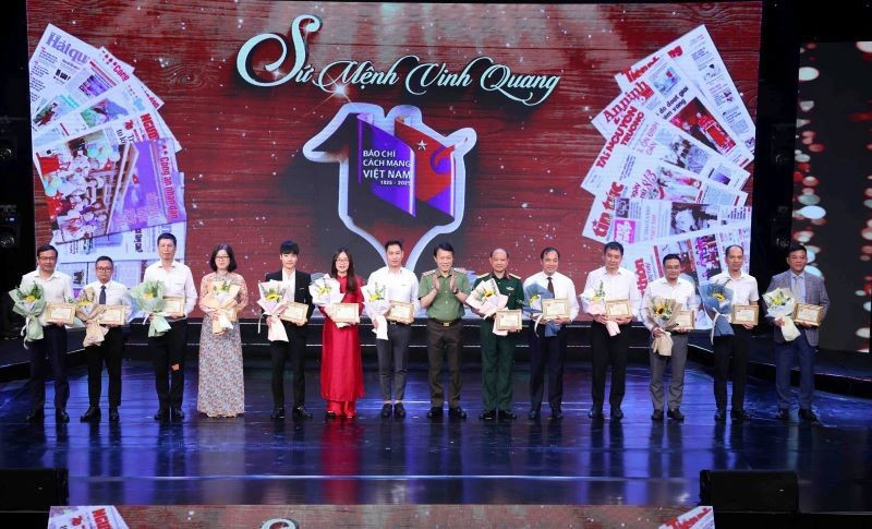 Bộ trưởng Công an Lương Tam Quang trao Kỷ niệm chương "Bảo vệ an ninh Tổ quốc" tặng các cá nhân có thành tích xuất sắc.