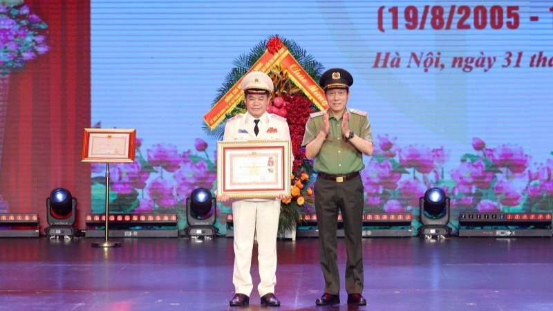 Đại tướng Lương Tam Quang trao Huân chương Quân công Hạng Nhì tặng Trung tướng Nguyễn Thanh Tùng. z6858824285758-16519cb1ee1a09b5da9bfcb967094ccb-362.jpg