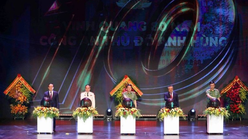 Nghi thức kích hoạt chuyển đổi số, chính thức ra mắt 4 sản phẩm ứng dụng số tiêu biểu của Công an Hà Nội. z6858791304137-99ea8d56f0de431b7c9b5d0caf96a185-791.jpg