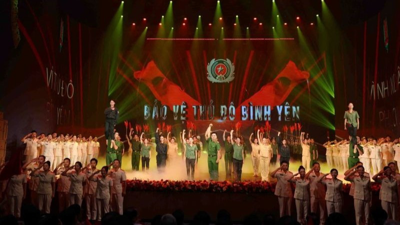 Tiết mục văn nghệ dàn dựng công phu trong phần sử thi nghệ thuật “Công an Thủ đô viết tiếp những bản hùng ca”. z6858790036707-069eaa5b654d710bd79e590047439736-1483.jpg