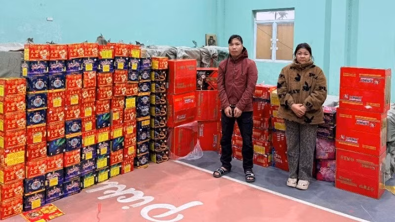 Hai đối tượng Nguyễn Văn Yên và Nguyễn Thị Loan cùng tang vật thu giữ.