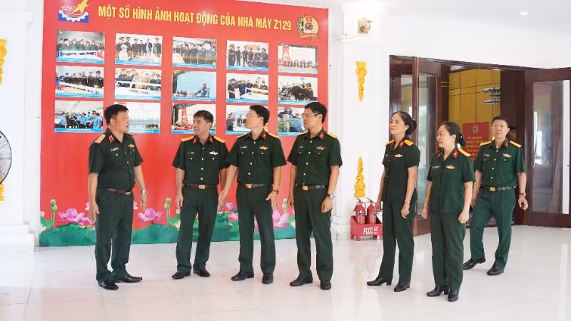 Đoàn Công tác kiểm tra phần việc trang trí khánh tiết tại khu vực diễn ra khai mạc hội thi.