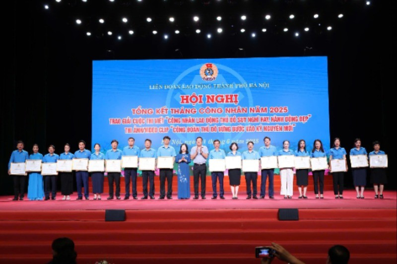 Trao khen thưởng cho các tập thể có thành tích hoạt động trong Tháng Công nhân. 1-3322-3915.jpg