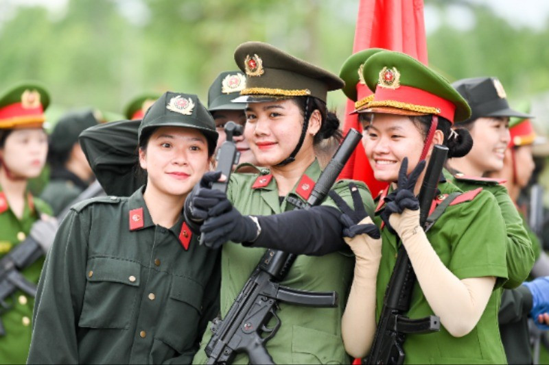 Giao lưu sau giờ phút luyện tập vất vả. 4-6230.jpg
