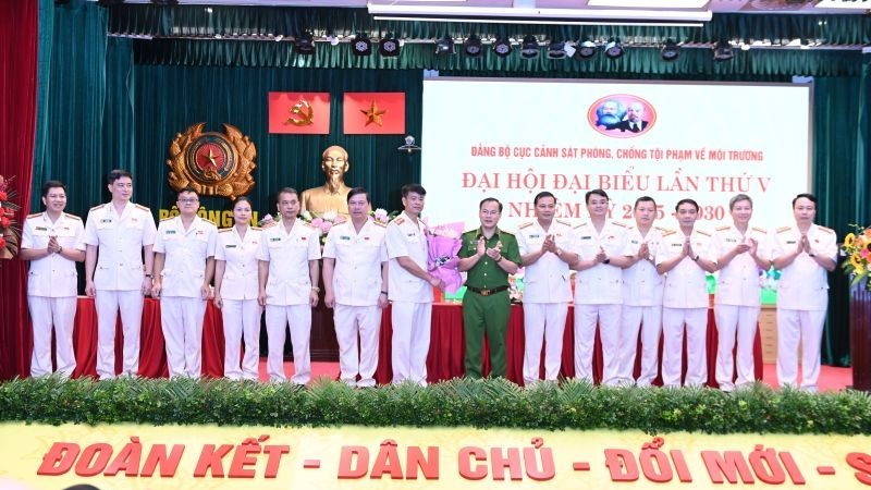 Thứ trưởng Nguyễn Văn Long tặng hoa chúc mừng Ban Chấp hành Đảng bộ Cục Cảnh sát Phòng, chống tội phạm về môi trường, nhiệm kỳ 2025-2030.