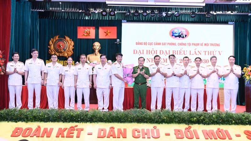 Thứ trưởng Nguyễn Văn Long tặng hoa chúc mừng Ban Chấp hành Đảng bộ Cục Cảnh sát Phòng, chống tội phạm về môi trường, nhiệm kỳ 2025-2030.