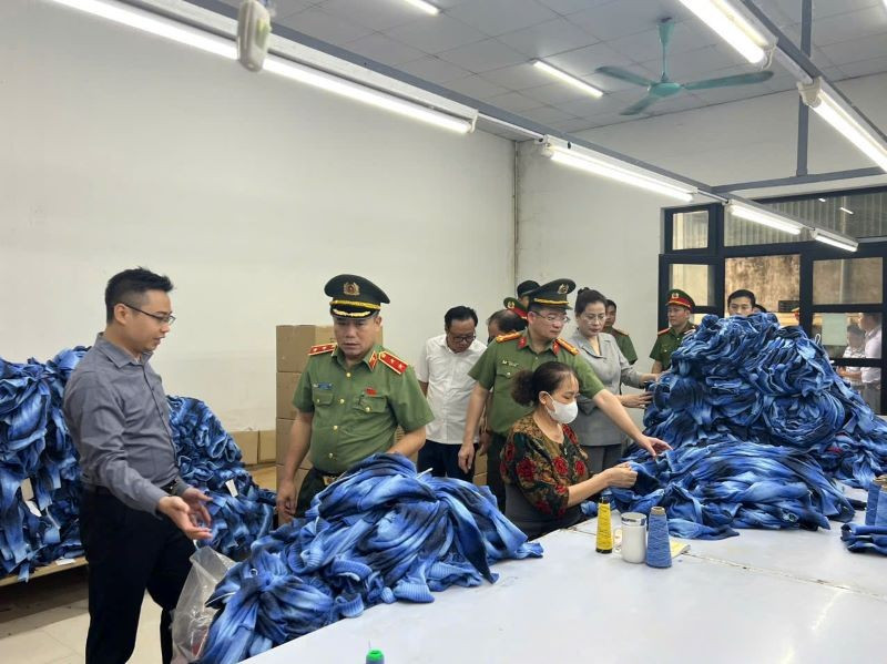 Đoàn công tác kiểm tra cơ sở kinh doanh. gen-h-z6725582273999-d0755886053285f8a90f4ef0af2470e9.jpg