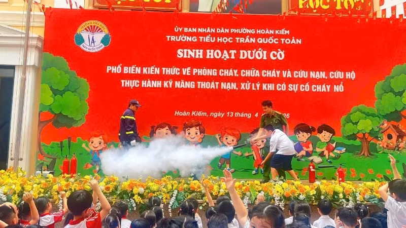 Hướng dẫn kỹ năng chữa cháy, thoát nạn thoát hiểm cho học sinh Trường tiểu học Trần Quốc Toản.