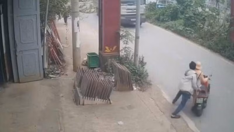 Đối tượng Đặng Từ Thịnh đẩy chiến sĩ Cảnh sát giao thông lao ra trước đầu ô-tô tải đang đi đến. (Ảnh chụp màn hình)