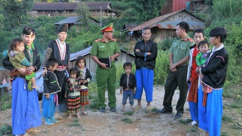 Lực lượng Công an tuyên truyền, nâng cao nhận thức cho người dân vùng sâu, vùng xa về thủ đoạn của tội phạm mua, bán người. (Ảnh: Bộ Công an)