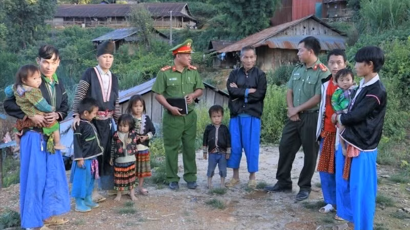 Lực lượng Công an tuyên truyền, nâng cao nhận thức cho người dân vùng sâu, vùng xa về thủ đoạn của tội phạm mua, bán người. (Ảnh: Bộ Công an)