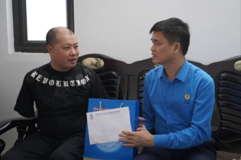 Đồng chí Ngọ Duy Hiểu thăm, tặng quà công nhân Phạm Anh Tuấn. dsc08350-01-5156.jpg