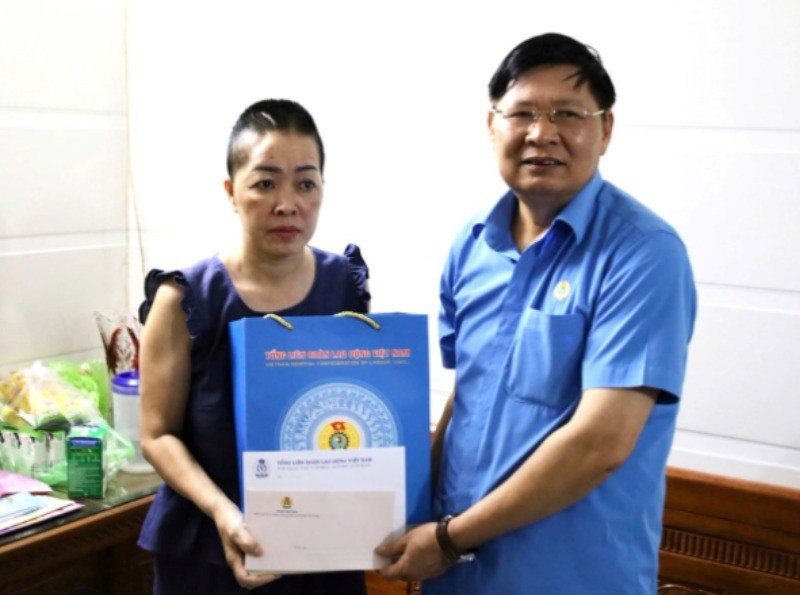Phó Chủ tịch Phan Văn Anh thăm, tặng quà chị Phạm Thị Hoa. e205950cecef58b101fe-6775.jpg
