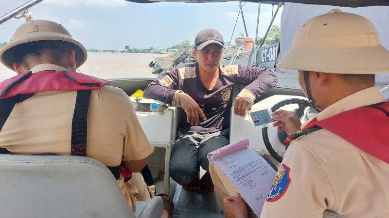 Cảnh sát giao thông đường thủy kiểm tra, xử lý vi phạm chủ tàu thuyền vi phạm. z6840168738523-b9a242f5d39a629fce053df18d5f1124-6918.jpg